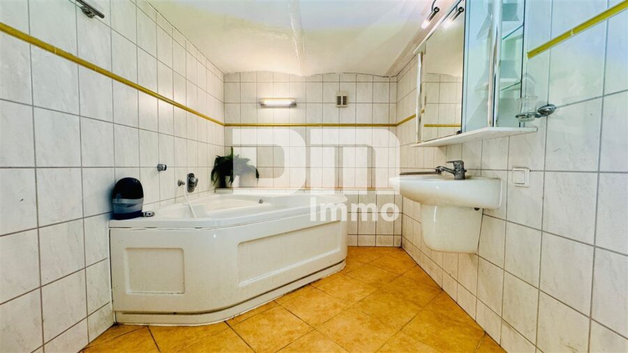 Modernisierte Doppelhaushälte mit Dachterrasse + 2 Garagen und großzügigem Platzangebot - KG Bad / Wanne